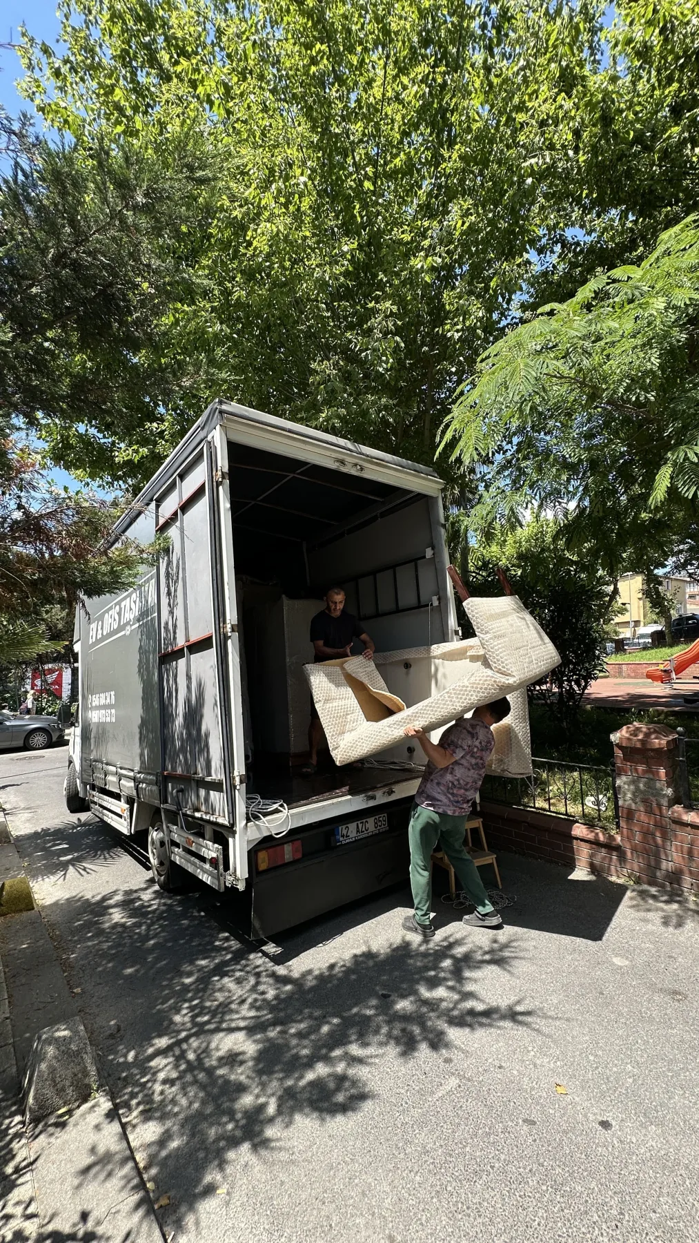 İLYA Taşımacılık ekibinin mobilyayı nakliye aracına yüklemesi